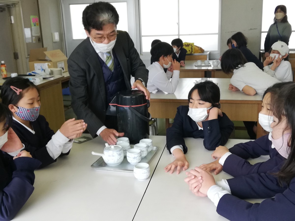 新しい取り組みに子どもたちは夢中 堺のお茶の文化を学ぶことも立派なSDGｓの学びですね。