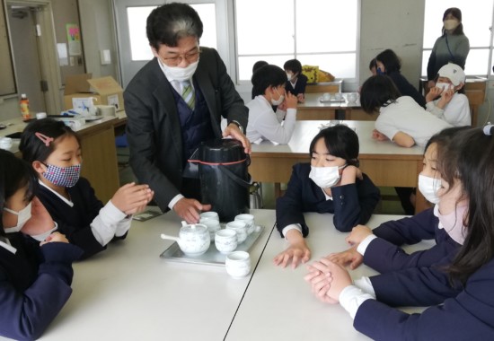 新しい取り組みに子どもたちは夢中 堺のお茶の文化を学ぶことも立派なSDGｓの学びですね。